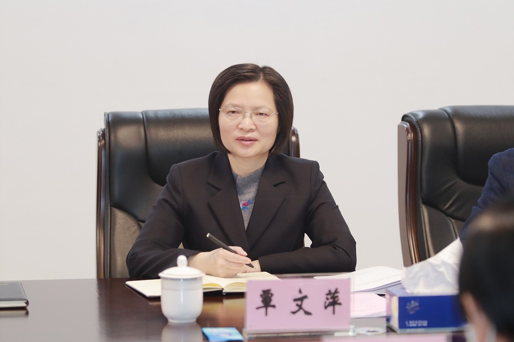 覃文萍.jpg