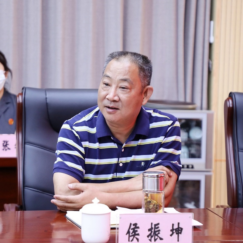 侯振坤.jpg