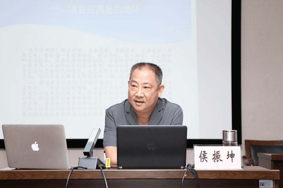 侯振坤.png